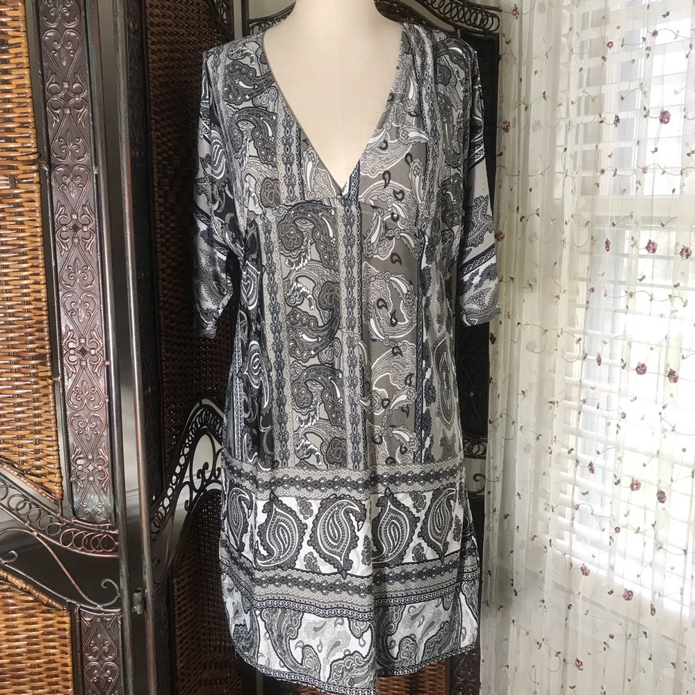 5th & Love Black and White Paisley V-Neck Mini Dress
